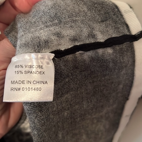 Pierre New York Sz Large. Zebra print sweater. Zip front. - Picture 6 of 7